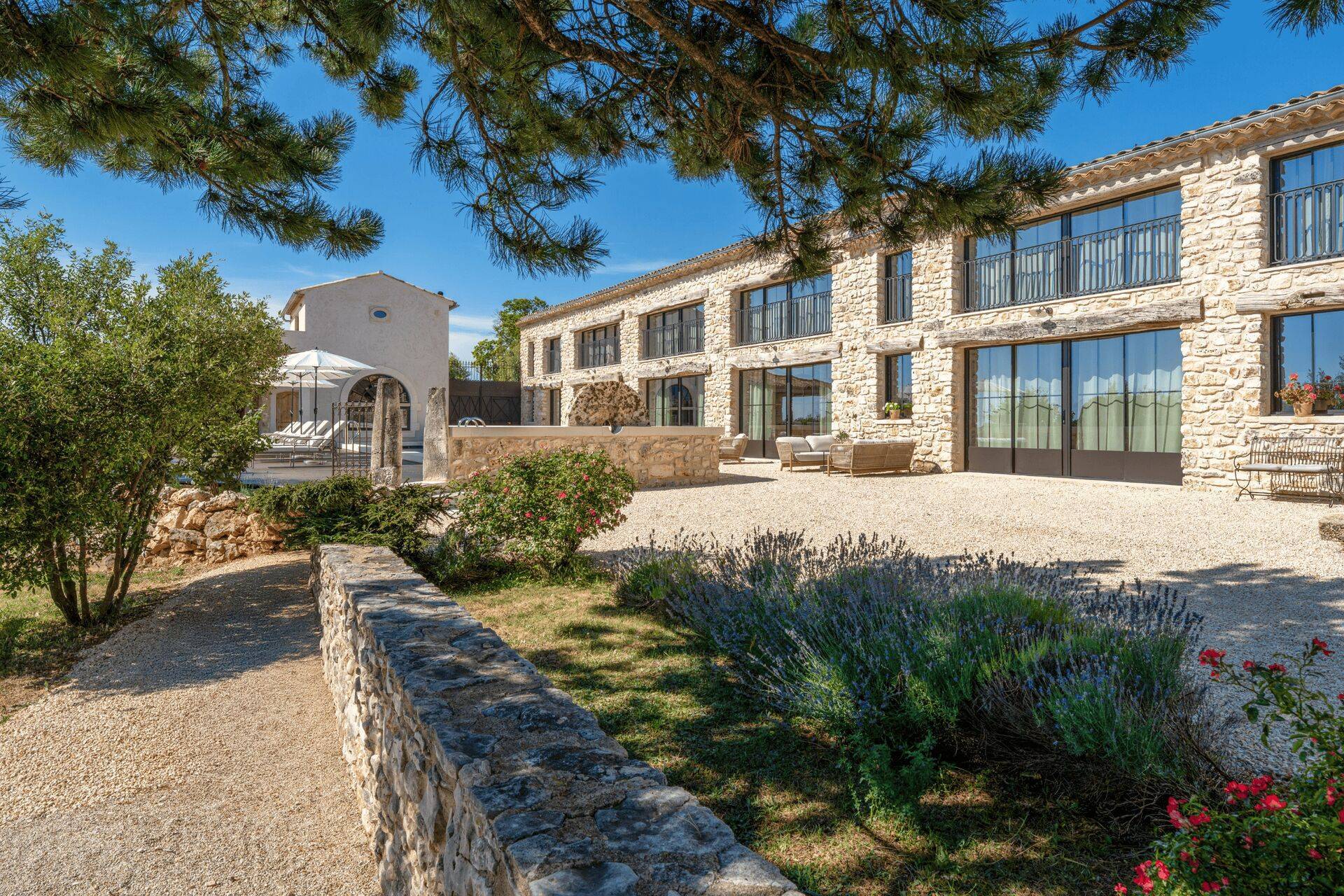 Ancienne bergerie du Domaine Château du Bois et bâtiment bien-être