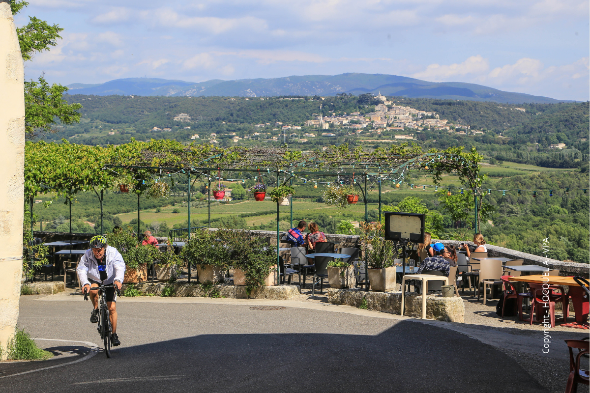 Centre du village de Lacoste avec cycliste
