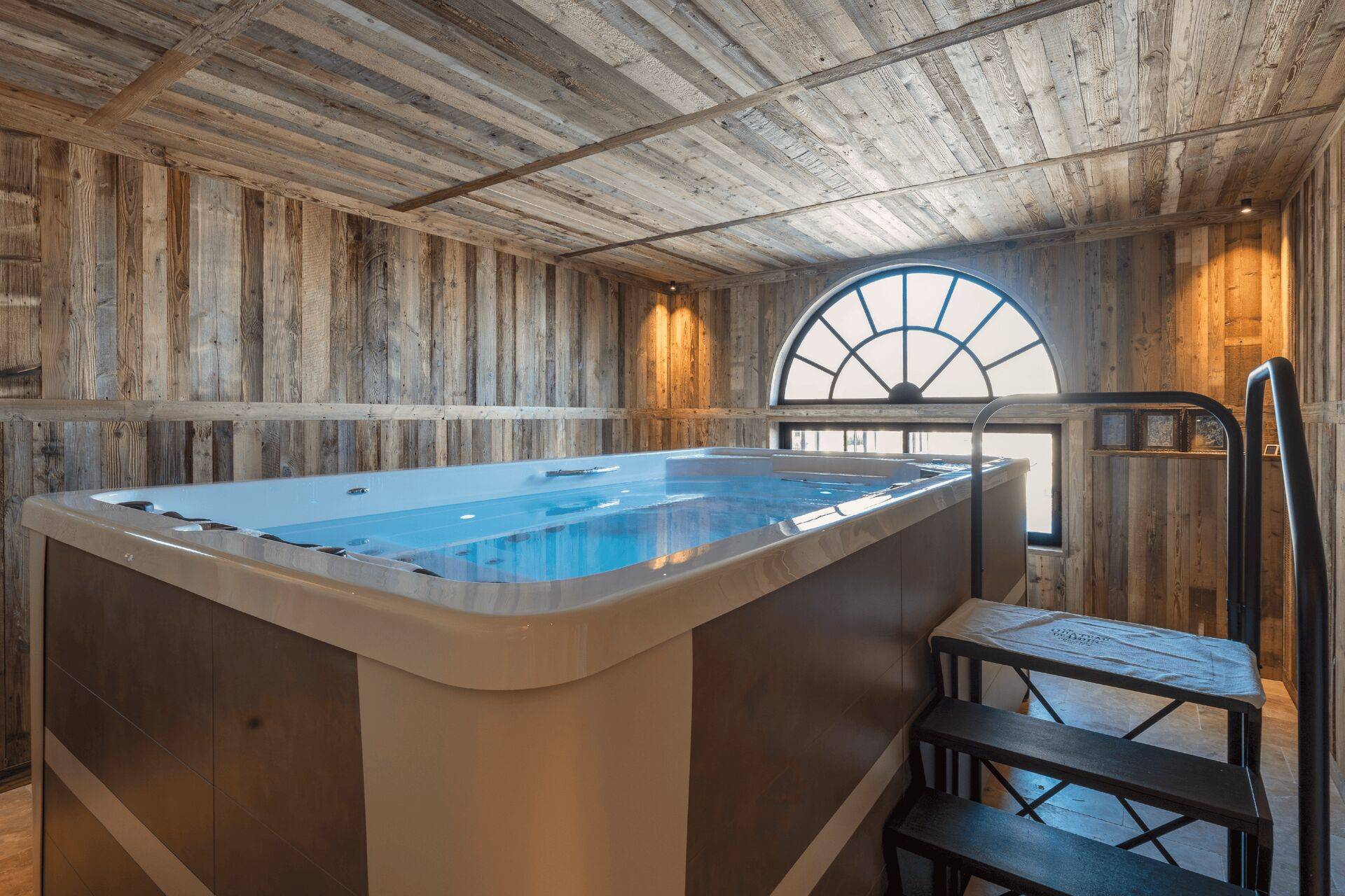 Jacuzzi du spa avec bain de nage du Domaine Château du Bois