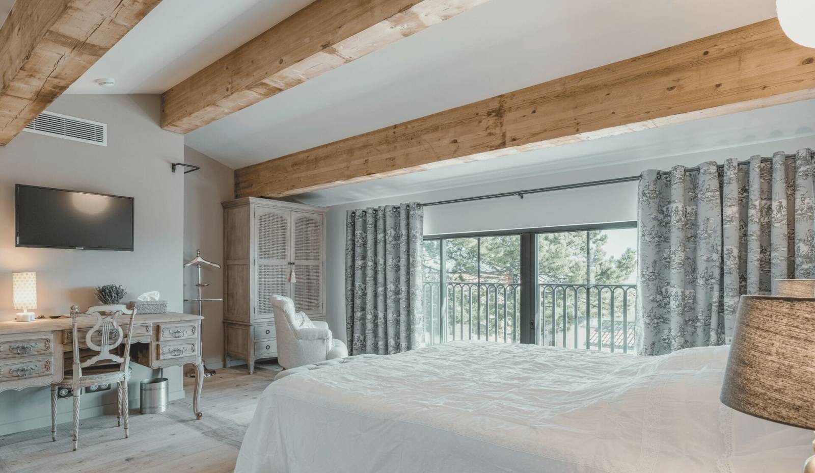 La Chambre Deluxe Cézar, lit king-size avec vue sur les champs de lavande fine au Domaine Château du Bois