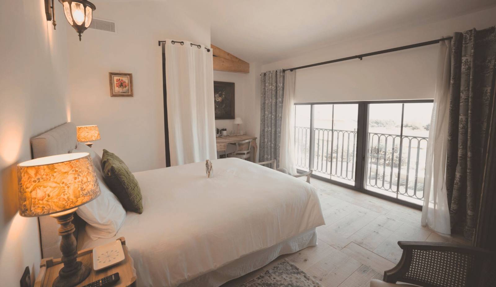 La Chambre Venance avec son lit king-size et sa vue sur les champs de lavande fine du Domaine Château du Bois