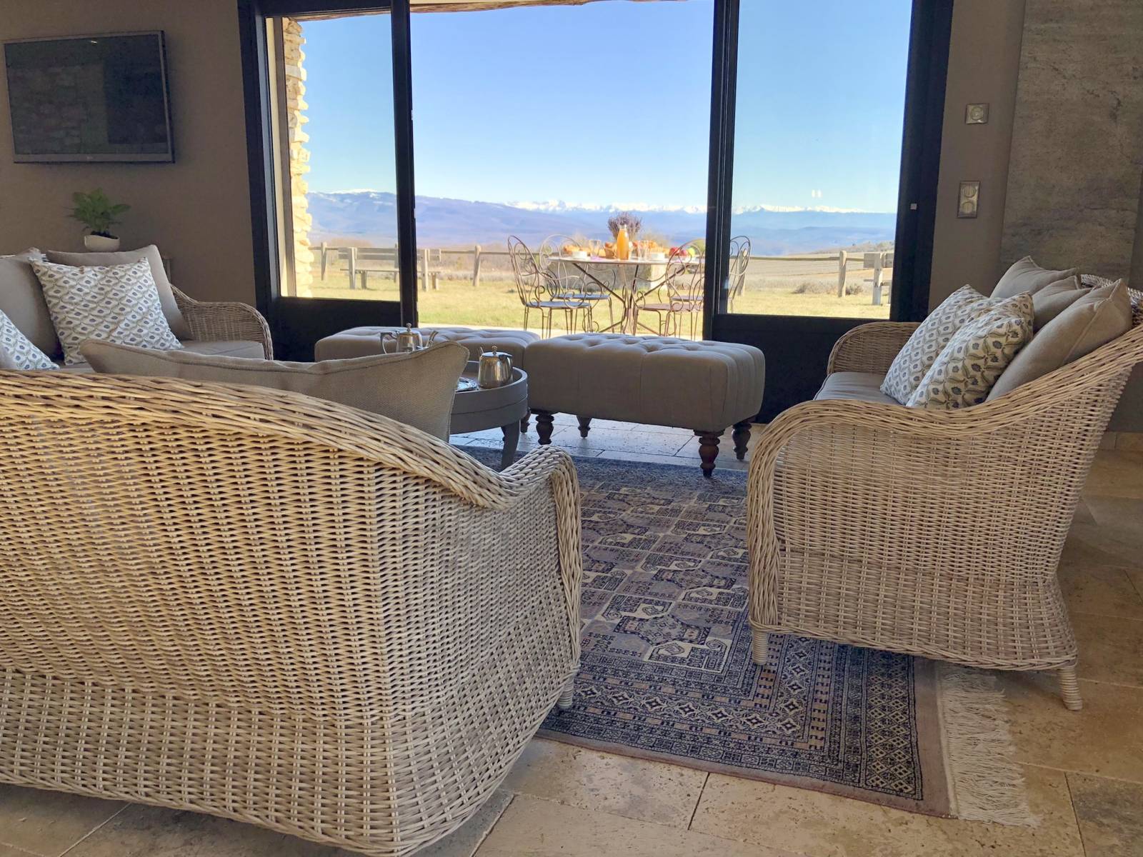  La vue sur les Pré-Alpes depuis le salon de la pièce à vivre du Domaine Château du Bois