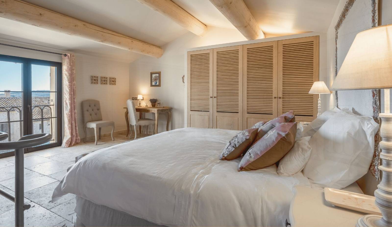 Le lit king-size avec vue sur les champs de lavande fin à l'étage de la suite Fanny au Domaine Château du Bois