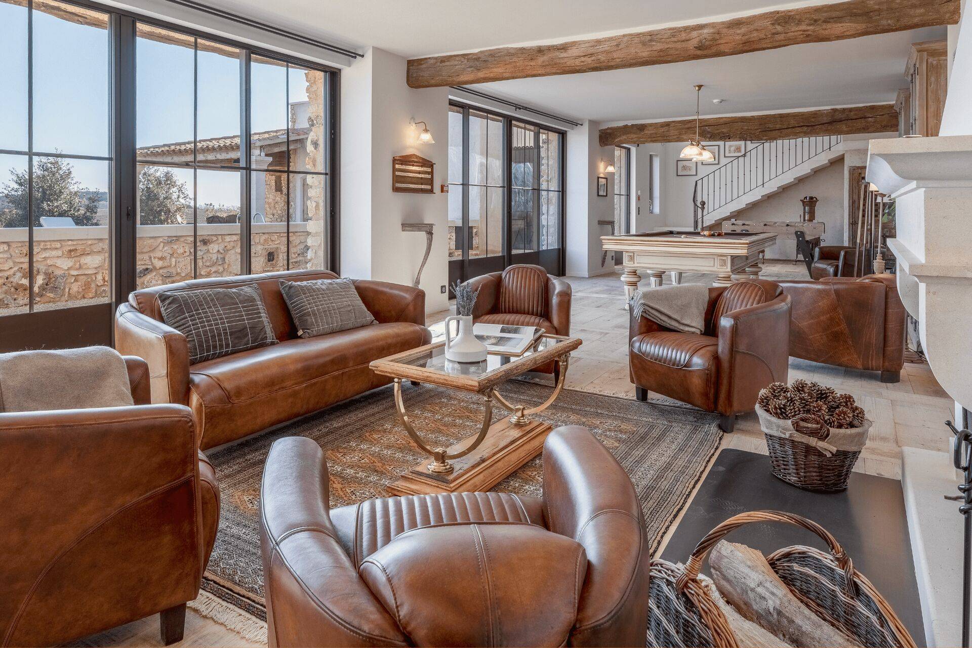 Pièce à vivre avec Salon, billard, babyfoot et bar avec vue sur piscine et champs de lavande fine