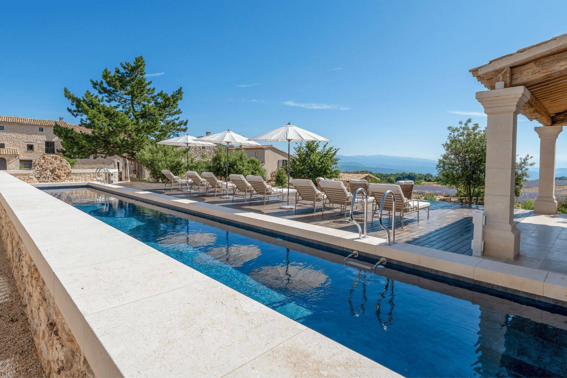 Piscine avec vue sur les champs de lavande de Provence au Domaine Château du Bois