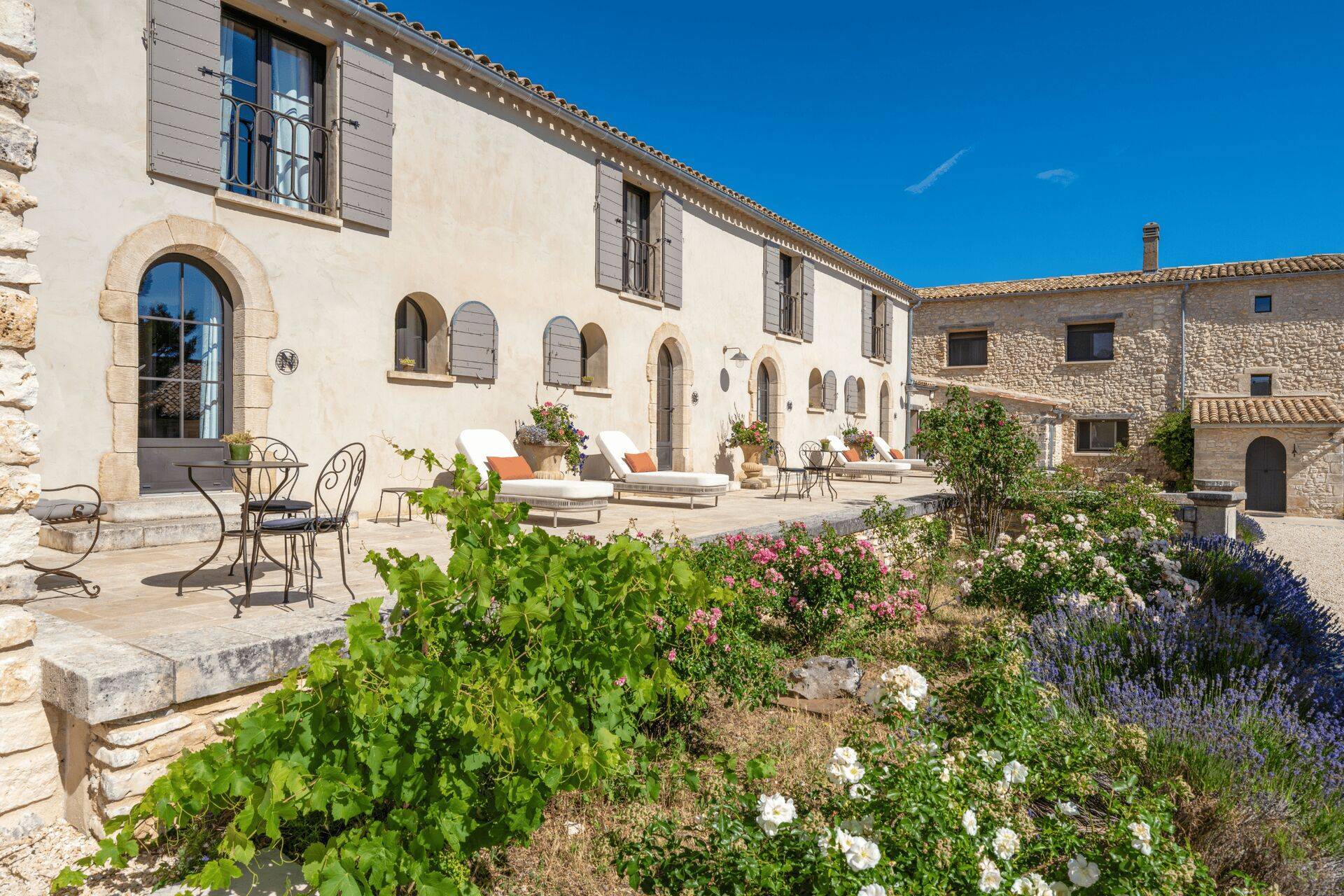 Terrasse de l'ancienne bergerie avec jardin, roses et lavandes