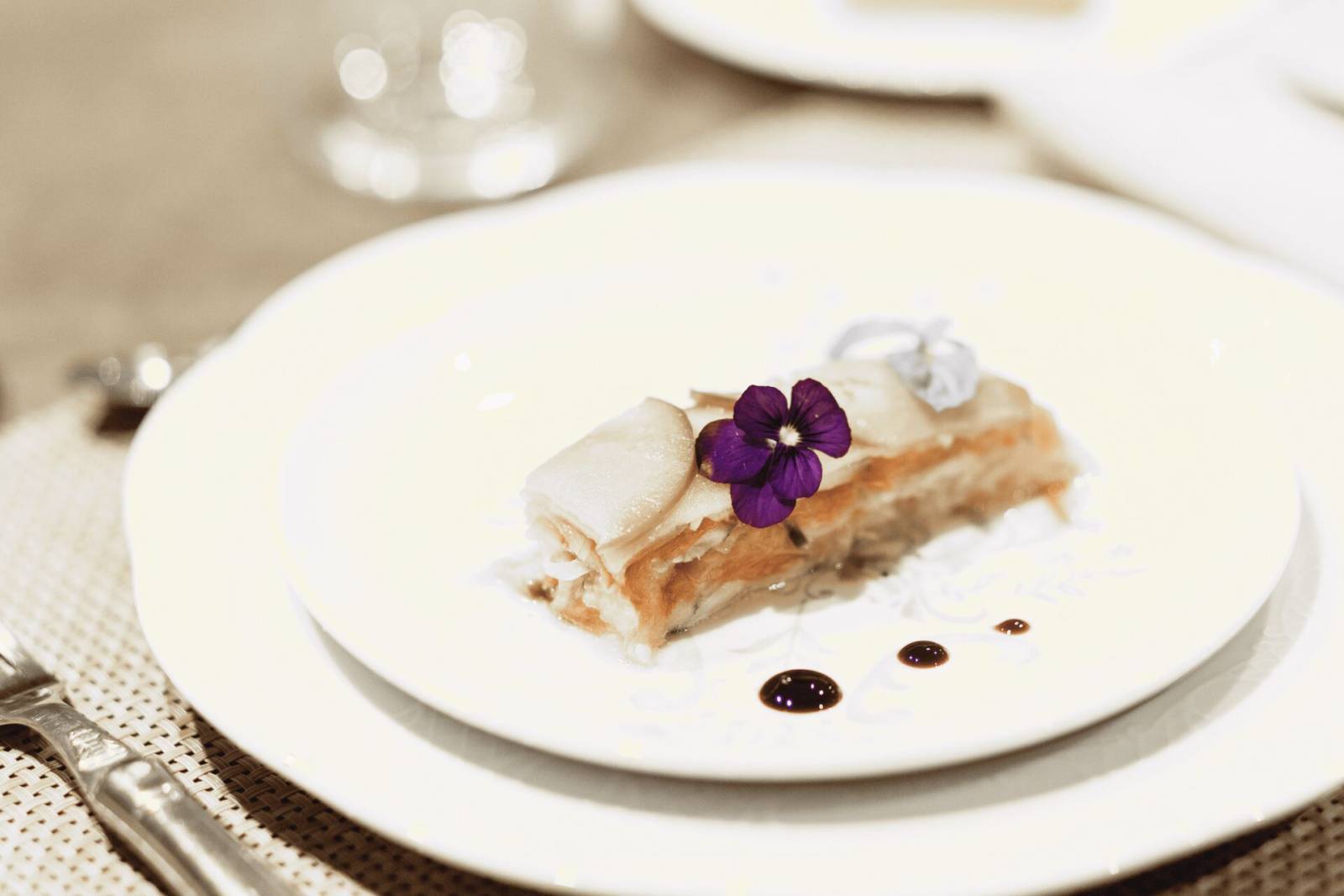 Une assiette dressée à la table d'hôtes du Domaine Château du Bois