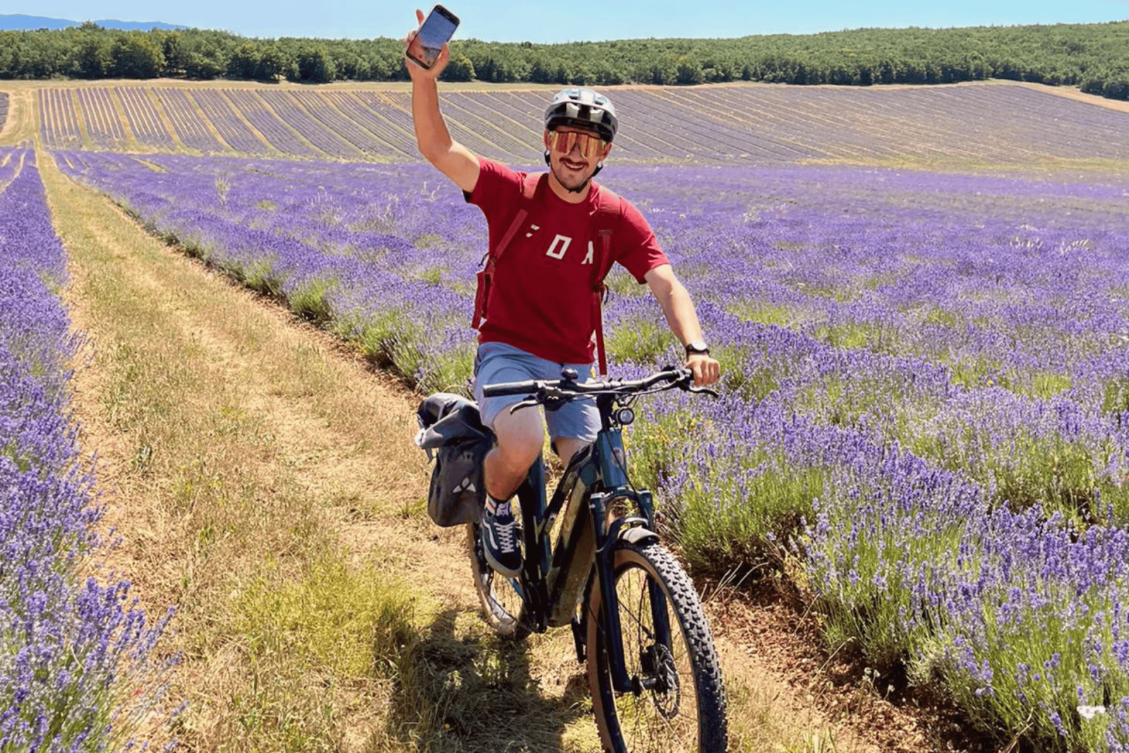 Une balade à vélo électrique dans les champs de lavande fine du Domaine Château du Bois