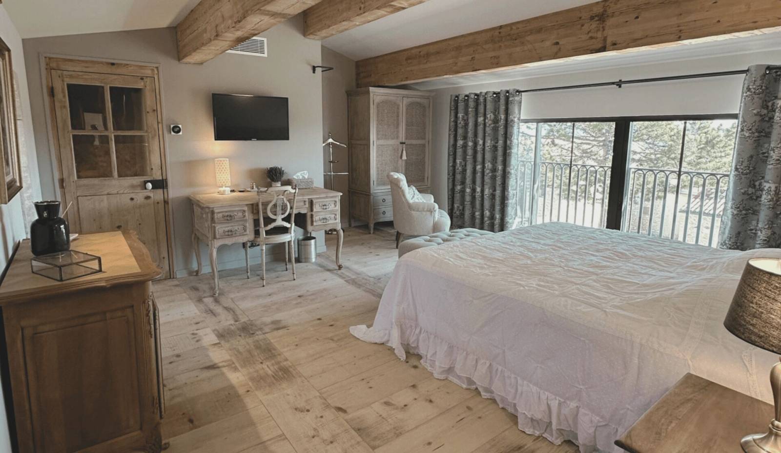 Une chambre d'hôtes de luxe du Domaine Château du Bois et son mobilier élégant