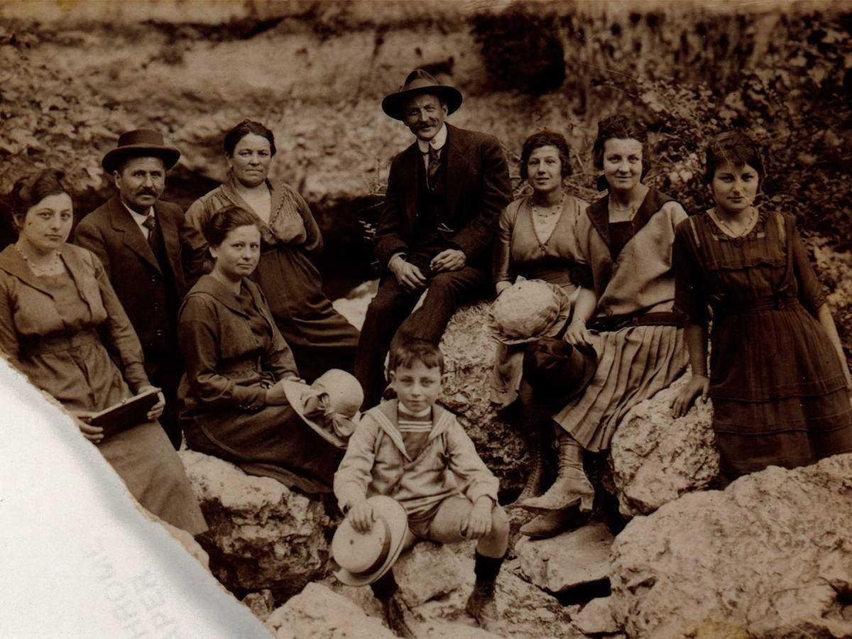 Photo de la Famille Lincelé avec Venance, premier distillateur de la famille