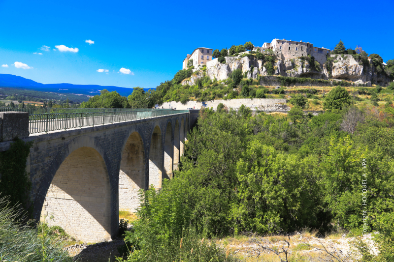Vue sur le village de Sault avec le pont 