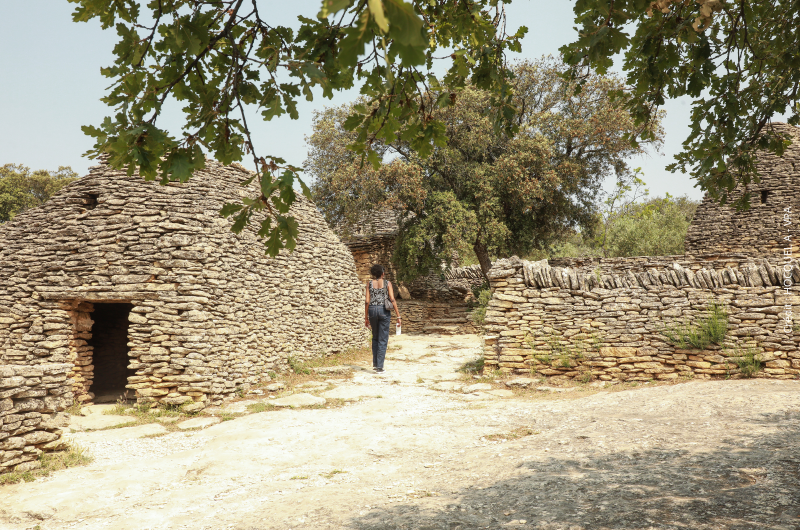Le Village des Bories, un exemple de la pierre sèche, à proximité de Gordes proche du Domaine Château du Bois