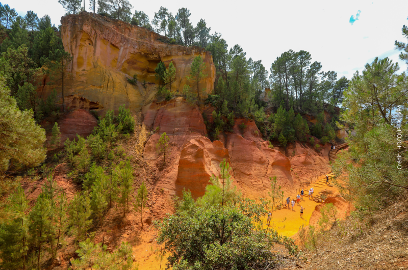 Les terres colorées par l'ocre aux alentours de Roussillon à proximité du Domaine Château du Bois