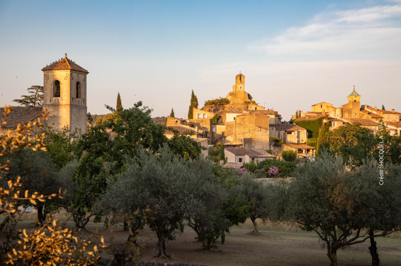 Le village de Lourmarin et son château, un joyau provençal proche du Domaine Château du Bois
