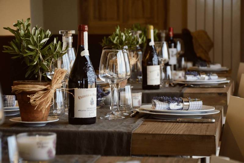 Des bouteilles sortie de la cave à vin souterraine du Domaine Château du Bois servies à la table d'hôtes