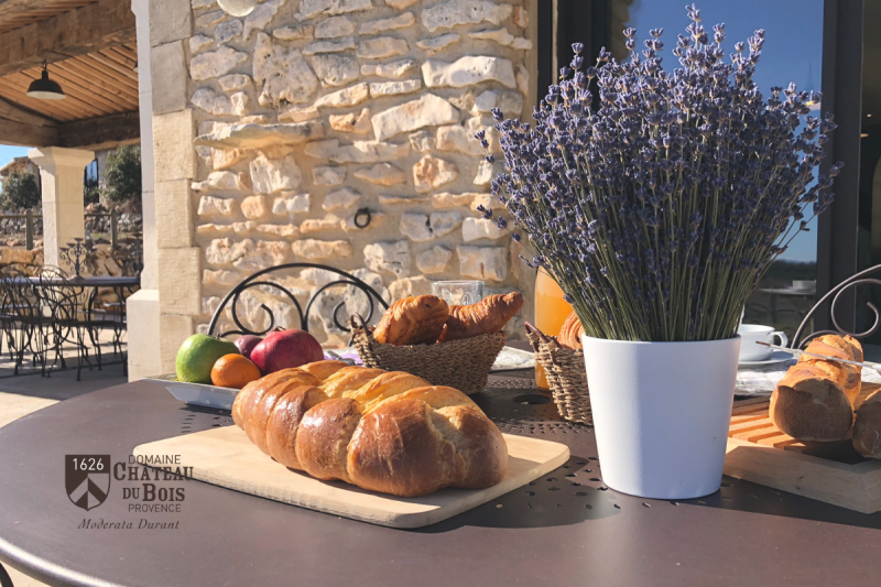 Des viennoiseries proposées au petit déjeuner du Domaine Château du bois