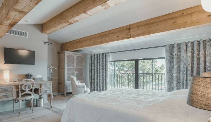 La Chambre Deluxe Cézar, lit king-size avec vue sur les champs de lavande fine au Domaine Château du Bois