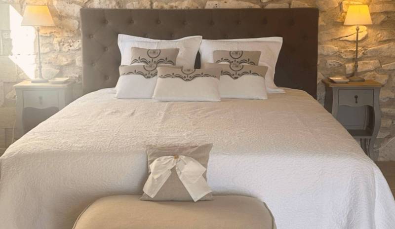 La chambre Garance et son mur en pierre exposée, pour une immersion en Provence