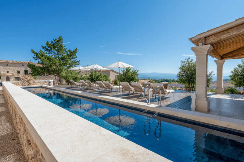La piscine chauffée du Domaine Château du Bois avec une vue panoramique sur le Mont Ventoux et la Montagne de Lure