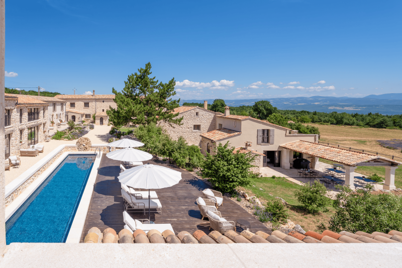 La piscine chauffée et la terrasse surplombant les champs de lavande du Domaine Château du Bois