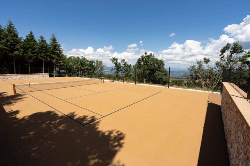 Le Court de Tennis privé du Domaine Château du Bois avec vue panoramique sur les pré-Alpes