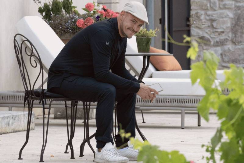Le chef Julien Zim, maître de la table d'hôtes, assis à une table d'une terrasse du Domaine