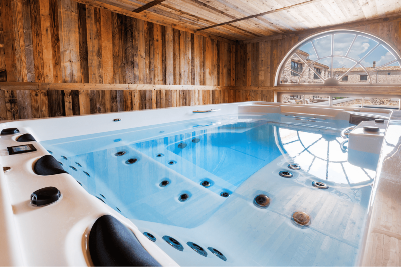 Le jacuzzi, inclus dans vos réservations, du Domaine Château du Bois