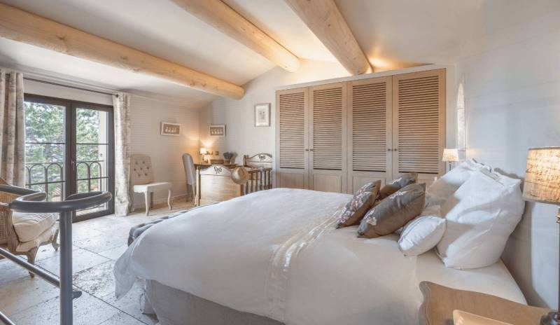 Le lit king size à l'étage de la Suite Naïs au Domaine Château du Bois