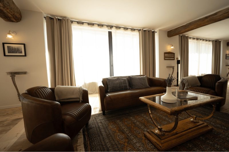 Le salon cosy de la pièce à vivre du Domaine Château du Bois