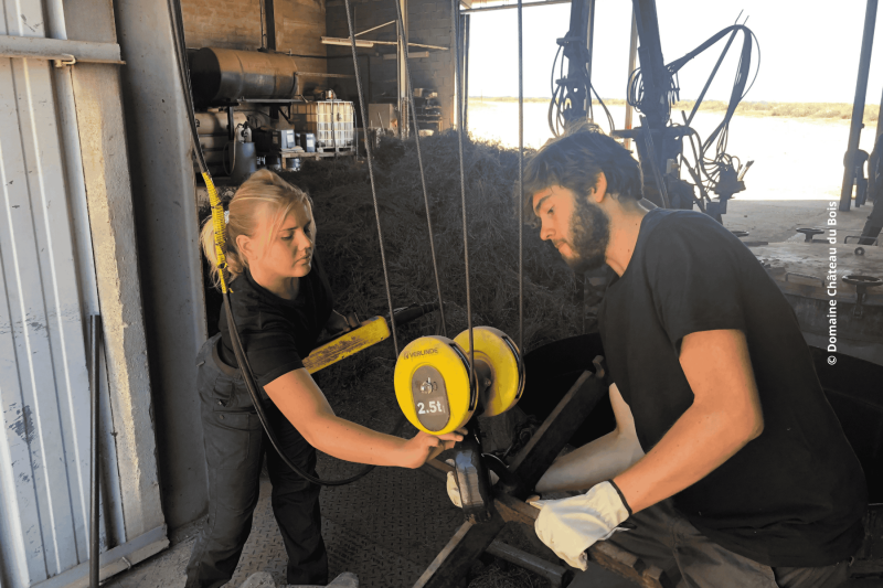 Marilou et Max Lincelé lors de la distillation de la lavande fine de Provence du Domaine Château du Bois