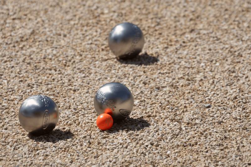 Partie de pétanque au Domaine Château du Bois