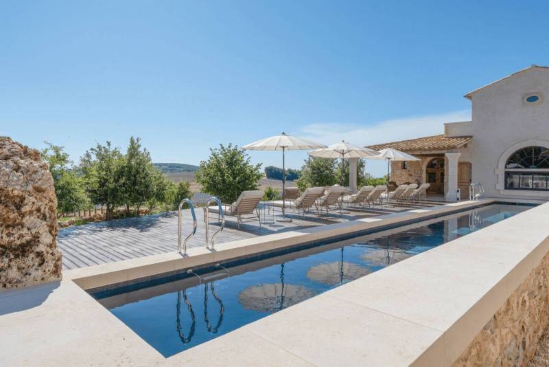 Piscine du domaine de chambres d'hôtes avec vue sur les champs de lavande de Provence