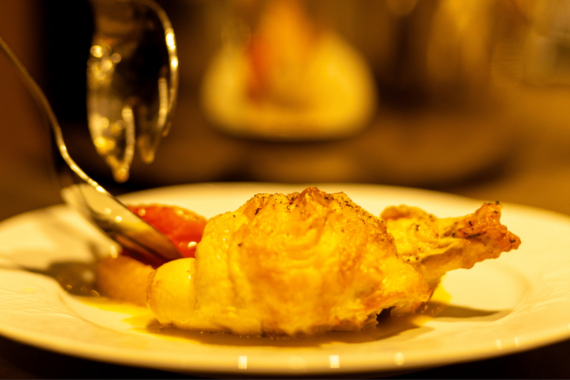 Un plat de la table d'hôtes en cours de prépartion par le Chef du Domaine Château du Bois, Julien Zim